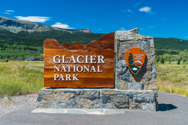 glacier national park, montana, eua. 22/07/17: glaciar do parque nacional de sinal na entrada. - montana sunrise mountain mountain range - fotografias e filmes do acervo