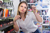 ernste-junge-frau-wahl-neue-nagellacke.j