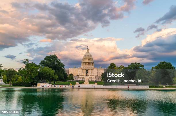 Photo libre de droit de Le Capitole Des Étatsunis Au Coucher Du Soleil Wirh Reflet Dans Leau banque d'images et plus d'images libres de droit de Washington DC