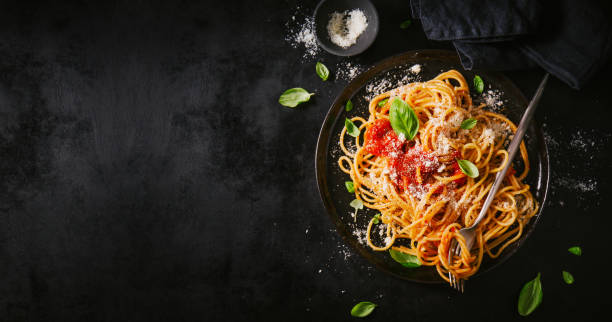 dark plate with italian spaghetti on dark - basil bowl cooked cheese imagens e fotografias de stock