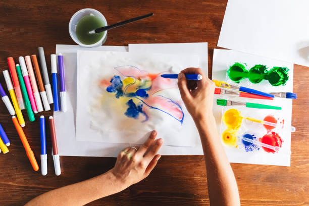 istock Woman coloring with watercolor 985597240