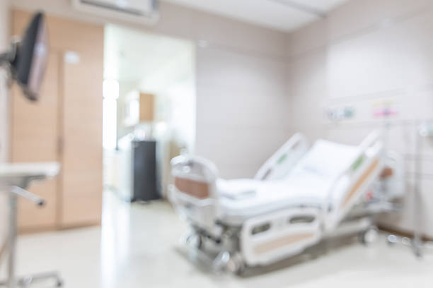 ala de pacientes de hospital ou fundo de borrão icu unidade de cuidados intensivos com interior de quarto cama vazia médica embaçada para cenário de serviço de tratamento de saúde e cuidados de enfermagem - patient room - fotografias e filmes do acervo