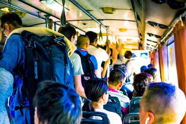 autobús lleno de gente durante hora de acometidas de bangkok - bangkok mass transit system fotografías e imágenes de stock
