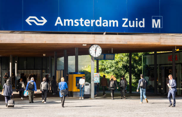 gare d’amsterdam zuid - subway station railroad station netherlands subway photos et images de collection