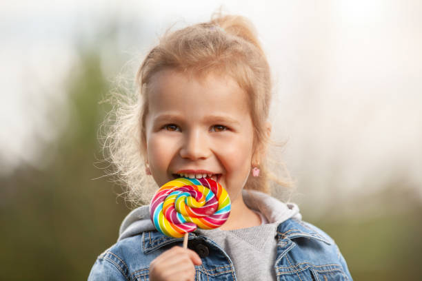 istock Smiling little girl with lollipop 985650926