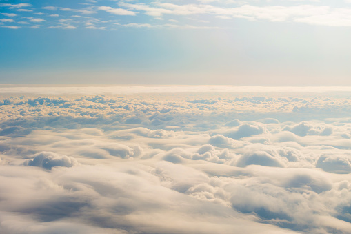 Cielo de panorama de altitud en el cumulus y stratus capas nubes atardecer amanecer. photo
