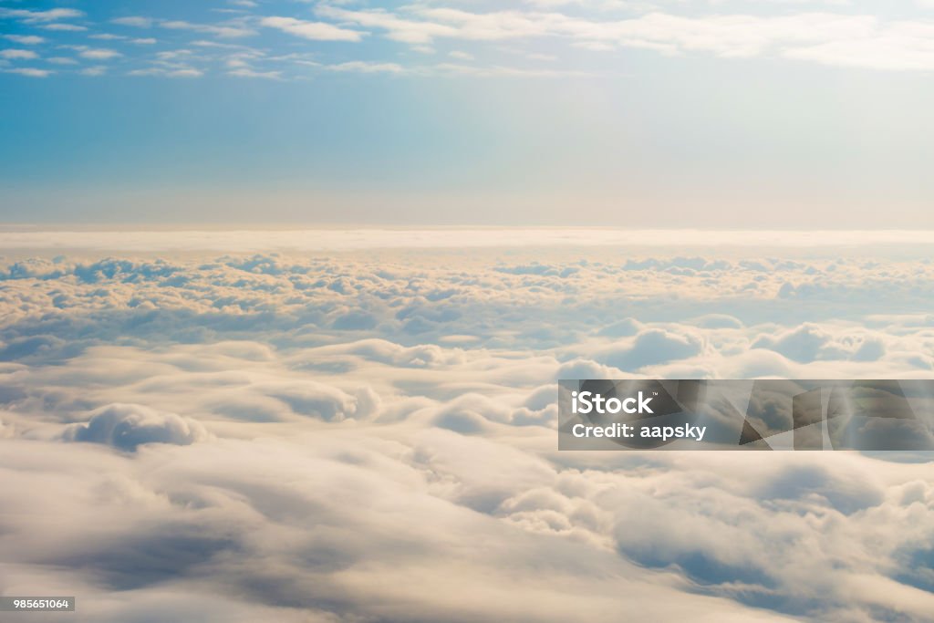 Céu de panorama de altitude no cumulus e stratus em camadas nuvens do sol do nascer do sol. - Foto de stock de Nuvem royalty-free
