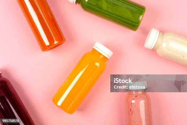 Photo libre de droit de Bouteilles De Smoothies Multicolores banque d'images et plus d'images libres de droit de Jus - Jus, En plastique, Bouteille