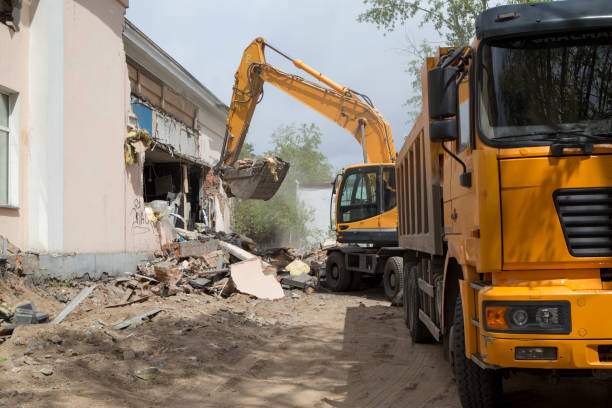 istock Loading of construction debris after demolition of a building 985785318