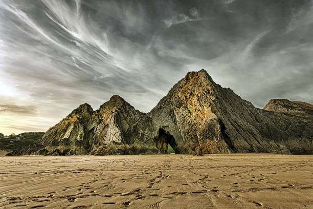 dentelées et dramatique trois falaises bay - wales south wales coastline cliff photos et images de collection