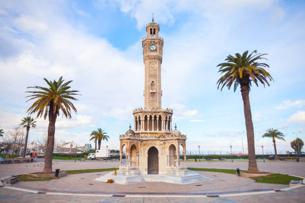 vieja torre del reloj izmir. fue construido en 1901 - izmir turkey konak clock tower fotografías e imágenes de stock