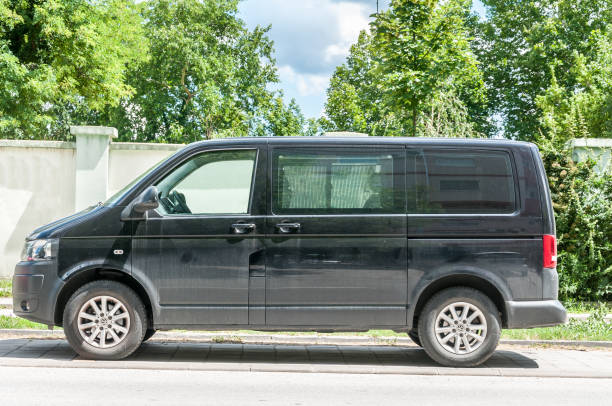 van de volkswagen t 5 transporter pasajero negro estacionado en la calle. - editorial tourist travel destinations bus fotografías e imágenes de stock