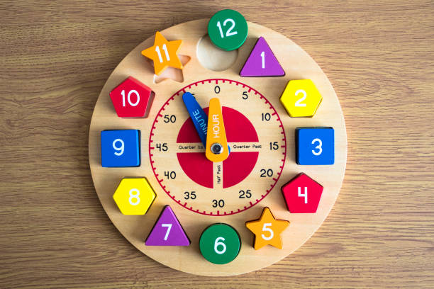 istock Wooden toy clock 985800416