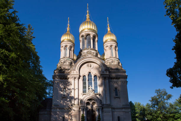 wiesbaden, neroberg. goldene kuppeln der russisch-orthodoxen kirche - neroberg stock-fotos und bilder