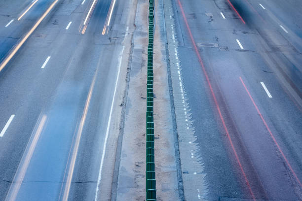 photographie de longue exposition des voitures en mouvement - traffic blurred motion multiple lane highway night photos et images de collection