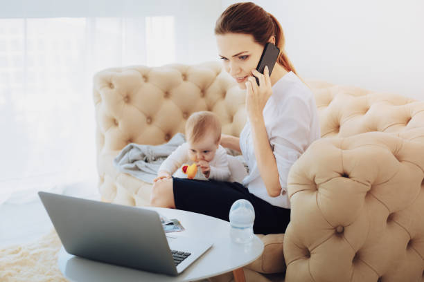 istock Busy young female talking per telephone 985822088