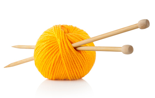 Bola amarilla de lana con agujas de tejer photo