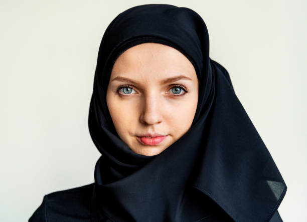 istock Islamic woman portrait looking at camera 985831286
