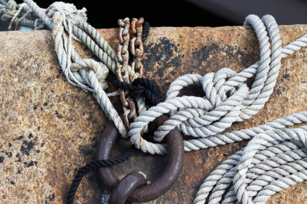 stara pleciona lina łodzi morskiej. węzeł cumowniczy - moored nautical vessel tied knot sailboat zdjęcia i obrazy z banku zdjęć
