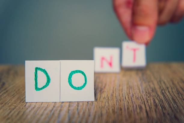 istock Hand put English alphabet with word Do to Don't for Personal mindset control. 985832246