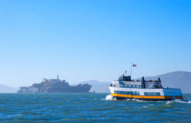 barco turístico na excursão circuito de san francisco bay da ilha de alcatraz - naval flag - fotografias e filmes do acervo