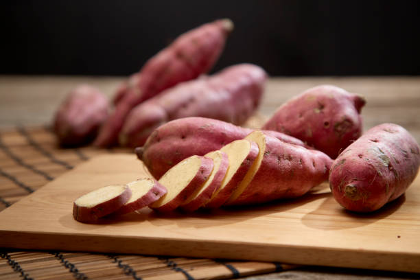 rohen süßkartoffel auf holztisch - food sweet potato yam vegetable stock-fotos und bilder