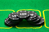 schwarzen-pokerchips-aufgereiht-in-der-form-eines-bogens.jpg?b=1&s=170x170&k=20&c=3Qndt7DRGxWhv2335UABscksIsKKcuBpKBex2_cmwQA=