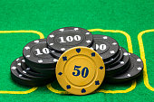 leuchtend-orange-pokerchip-lehnte-sich-g
