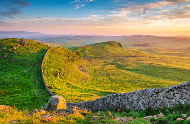 luce d'oro al muro di adriano caw gap - northumberland england foto e immagini stock