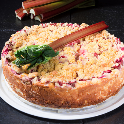 a delicious, summery rhubarb cake with crumble