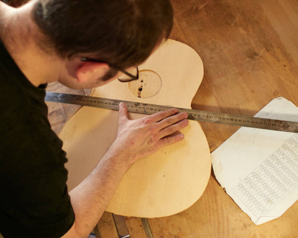 markieren und einfügen der fußzeile und klammer mit dem resonanzboden einer klassischen gitarre. produktion der klassischen gitarre. - ruler wood instrument of measurement measuring stock-fotos und bilder