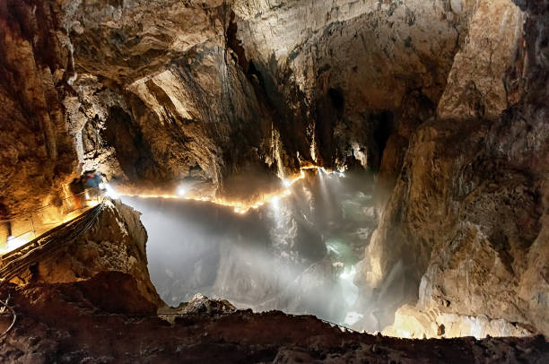 cañón subterráneo dentro de una cueva oscura - formación karst fotografías e imágenes de stock