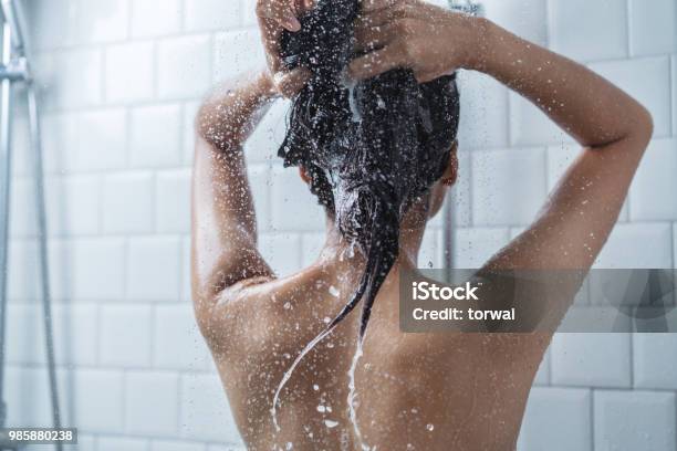 Photo libre de droit de Les Femmes Asiatiques Se Baigner Et Elle Prenait Un Bain Et Hairshe De Lavage Est Heureux banque d'images et plus d'images libres de droit de Douche