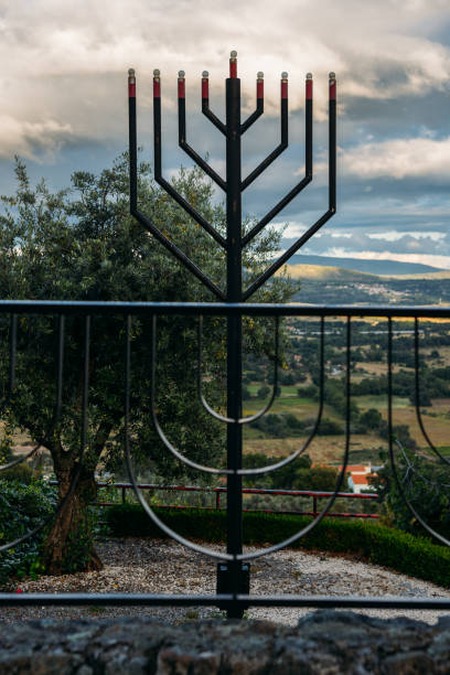 ベルモンテ、カシュテロ ・ ブランコ、ポルトガルの beit ヤドエリヤフ シナゴーグで周囲の丘を見渡す鉄本枝の燭台 - synagogue judaism star of david temple ストックフォトと画像