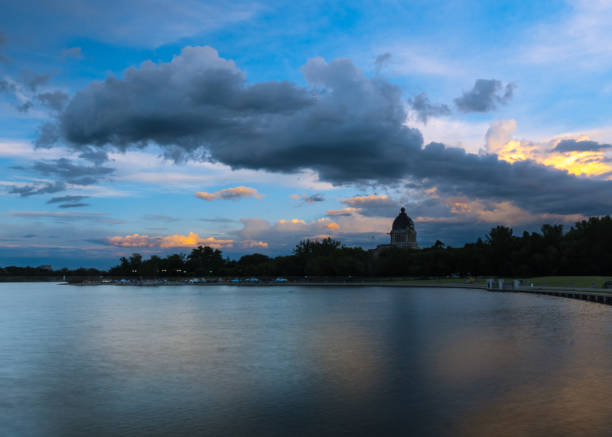 春にワスカーナ パークでレジーナの都市スカイライン - saskatchewan regina parliament building wascana lake ストックフォトと画像