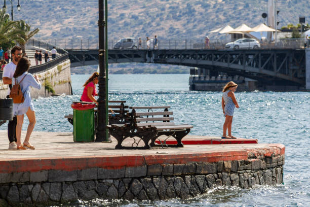 ludzie bawiący się na promenadzie nad morzem w mieście chalkis w grecji w letni dzień - chalkis zdjęcia i obrazy z banku zdjęć