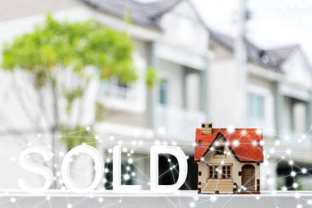 istock Buying - selling homes. 985909318