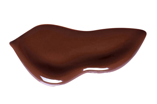 таяние шоколада капает. шоколад изолирован на белом фоне. - chocolate topping стоковые фото и изображения