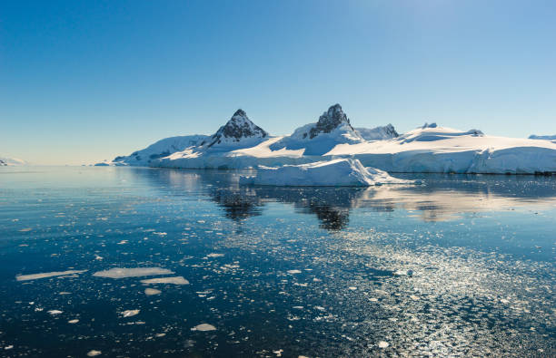 istock Antarctic Landscape with Icebergs and Mountains 985920980