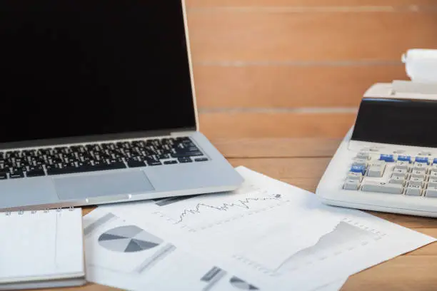 Schweizer Dorf und Berge — Rahmenbedingungen im Alltag von Unternehmen