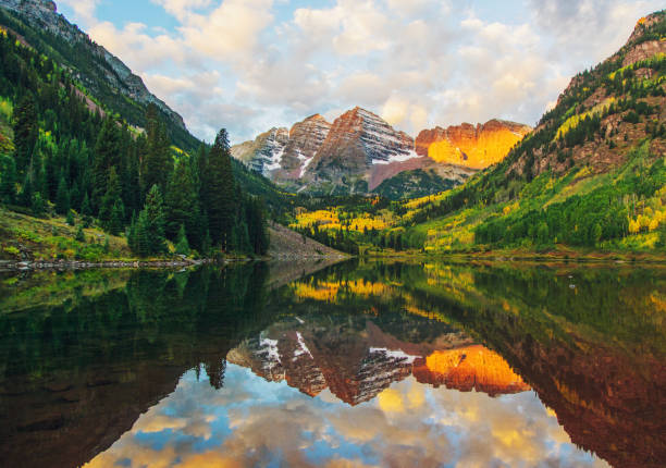 maroon bells and lake at sunrise, colorado, stati uniti - maroon foto e immagini stock