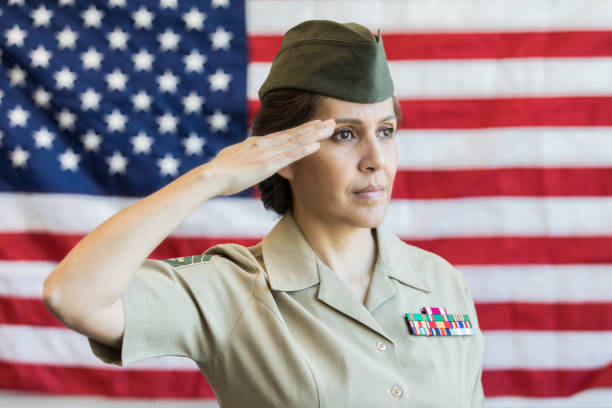 ernsthafte militär offizier salutiert flagge - miltary stock-fotos und bilder