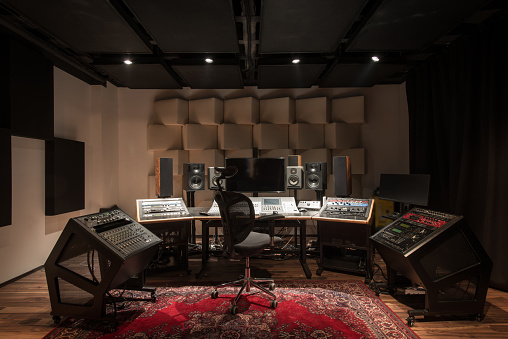 Vista frontal de la mesa de control en sala de estudio de música photo