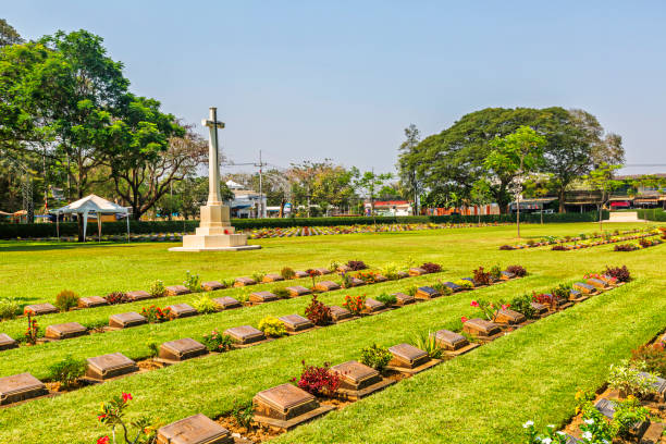 칸 차나 부리에서의 전쟁 묘지 - kanchanaburi province sky cemetery thailand 뉴스 사진 이미지