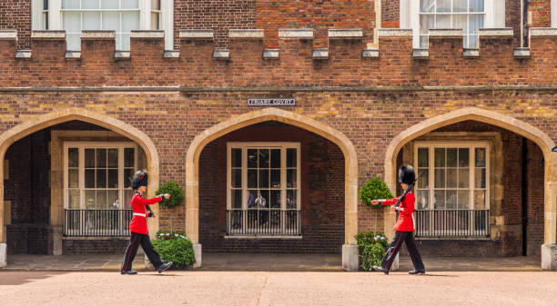 o aniversário de queens trooping the colour - changing the guard - fotografias e filmes do acervo