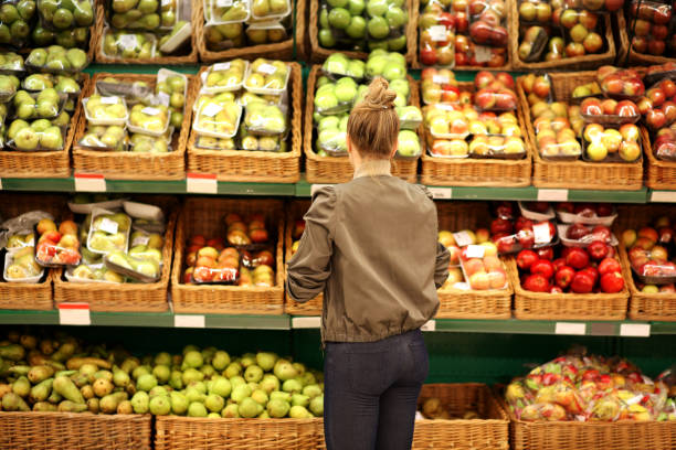 mujer, edad media compra verduras en el mercado - pasillo objeto fabricado fotografías e imágenes de stock