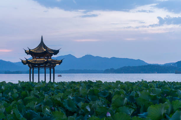 istock xihu hangzhou 985995716