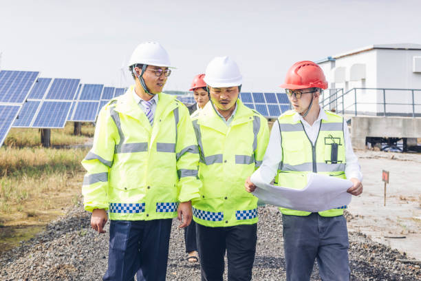 istock Engineer on the spot on the green energy base 985998798