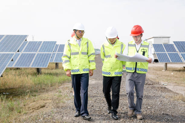 istock Engineers reconnaissance in green energy base 985998806