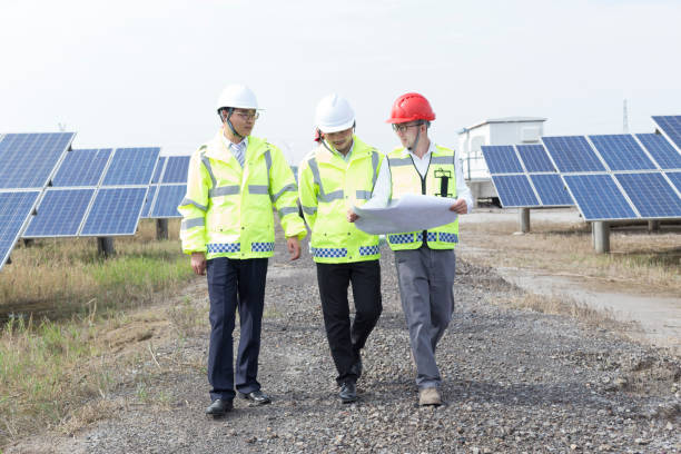 istock Engineers reconnaissance in green energy base 985998808